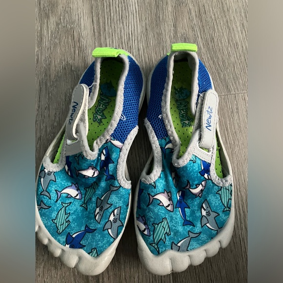 Newtz Toddler Boys 7/8 water 💦 & romp around shoes; great condition! - Picture 4 of 8